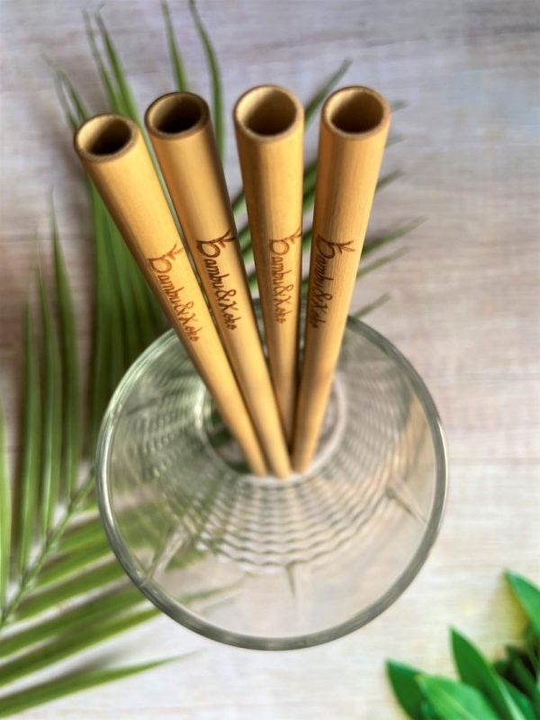 Bambusové slamky v pohári